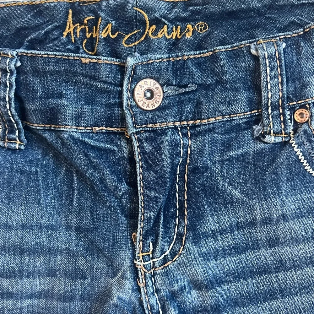 Stylish Women's Straight Leg Jeans in Dark Blue - Picture 4 of 6